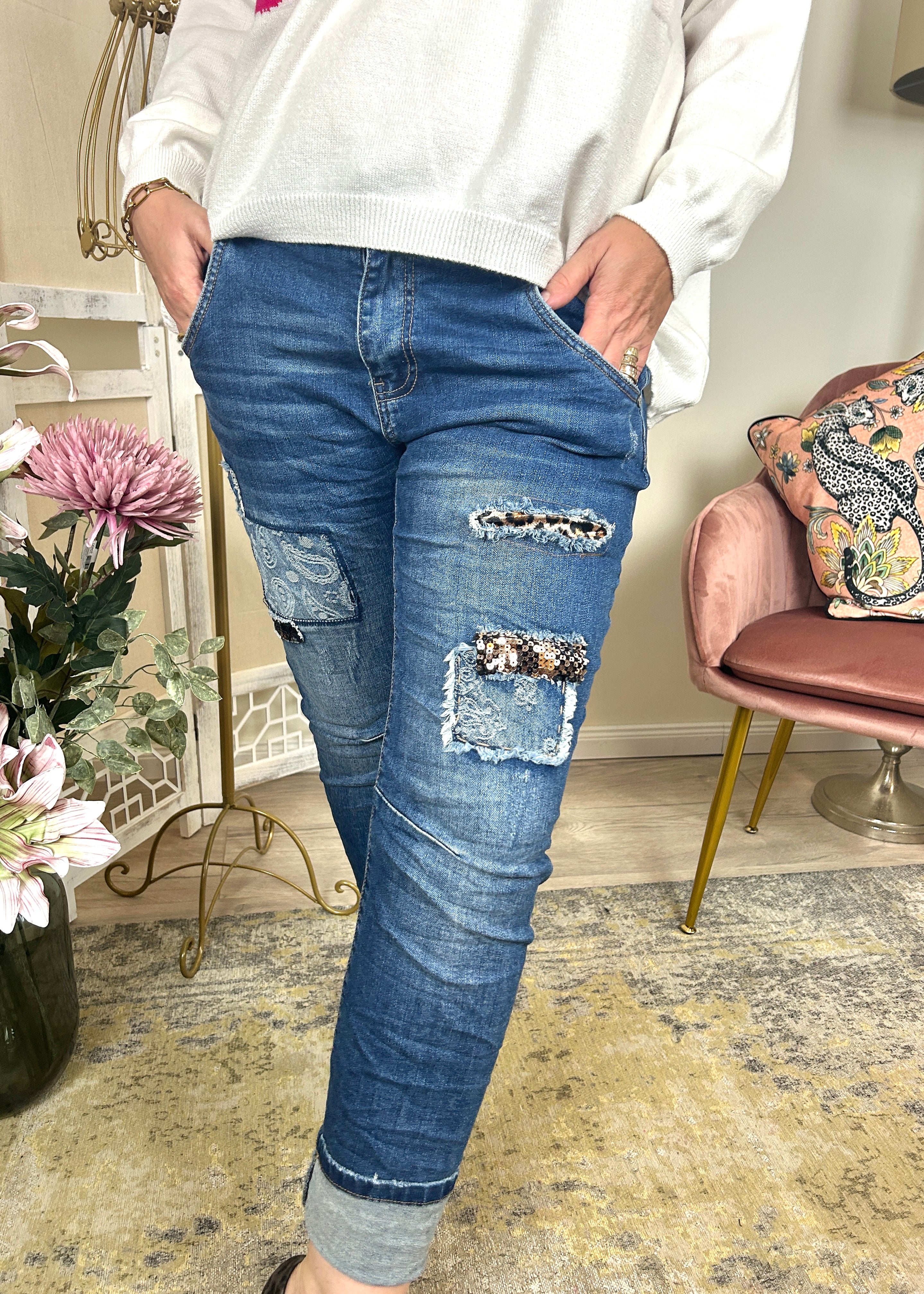 Jeans im Vintage-Look, Leo-Stoff & Pailletten