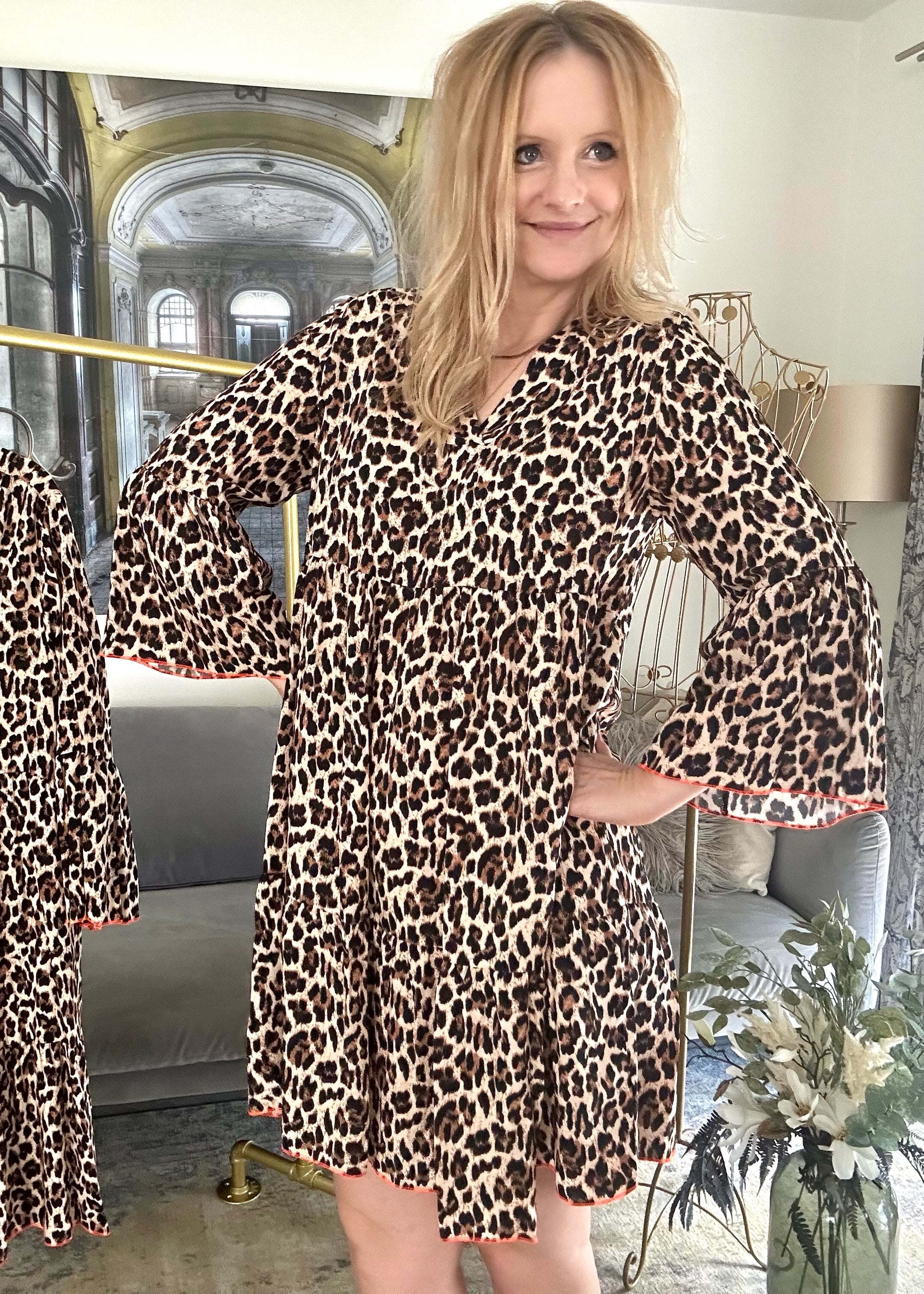 Kleid, kurz mit Leo-Muster