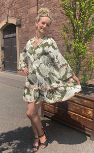 Kleid kurz, mit Blumenmuster und 3/4 Ärmeln