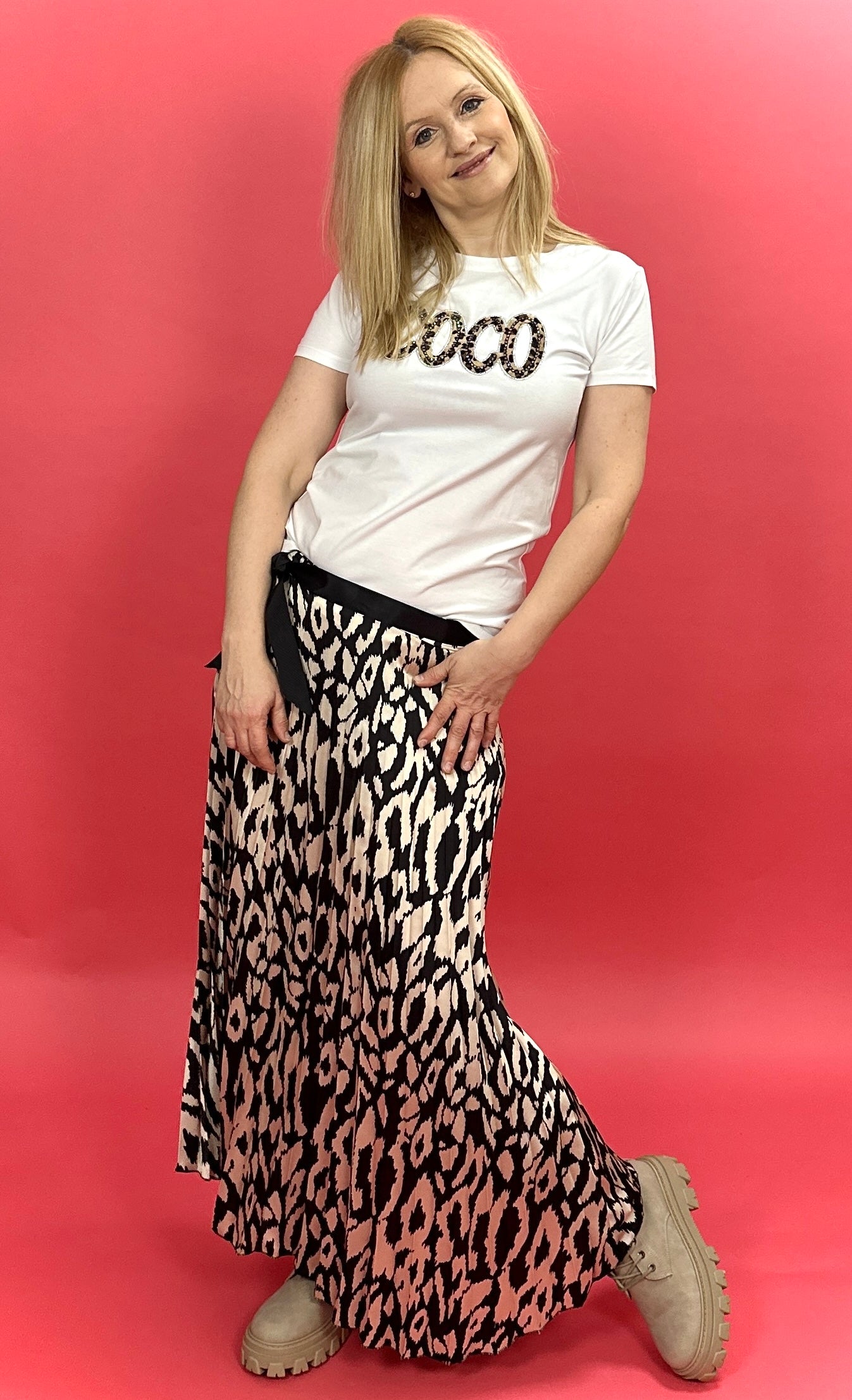 T-Shirt mit Glitzer-Leo-Schriftzug