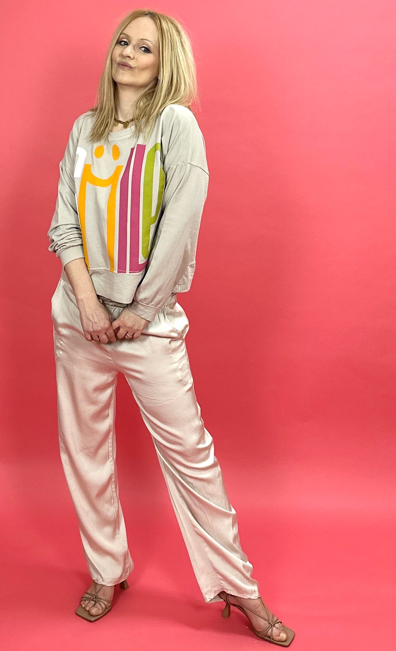 Sweater in Beige oder Lila mit Schriftzug