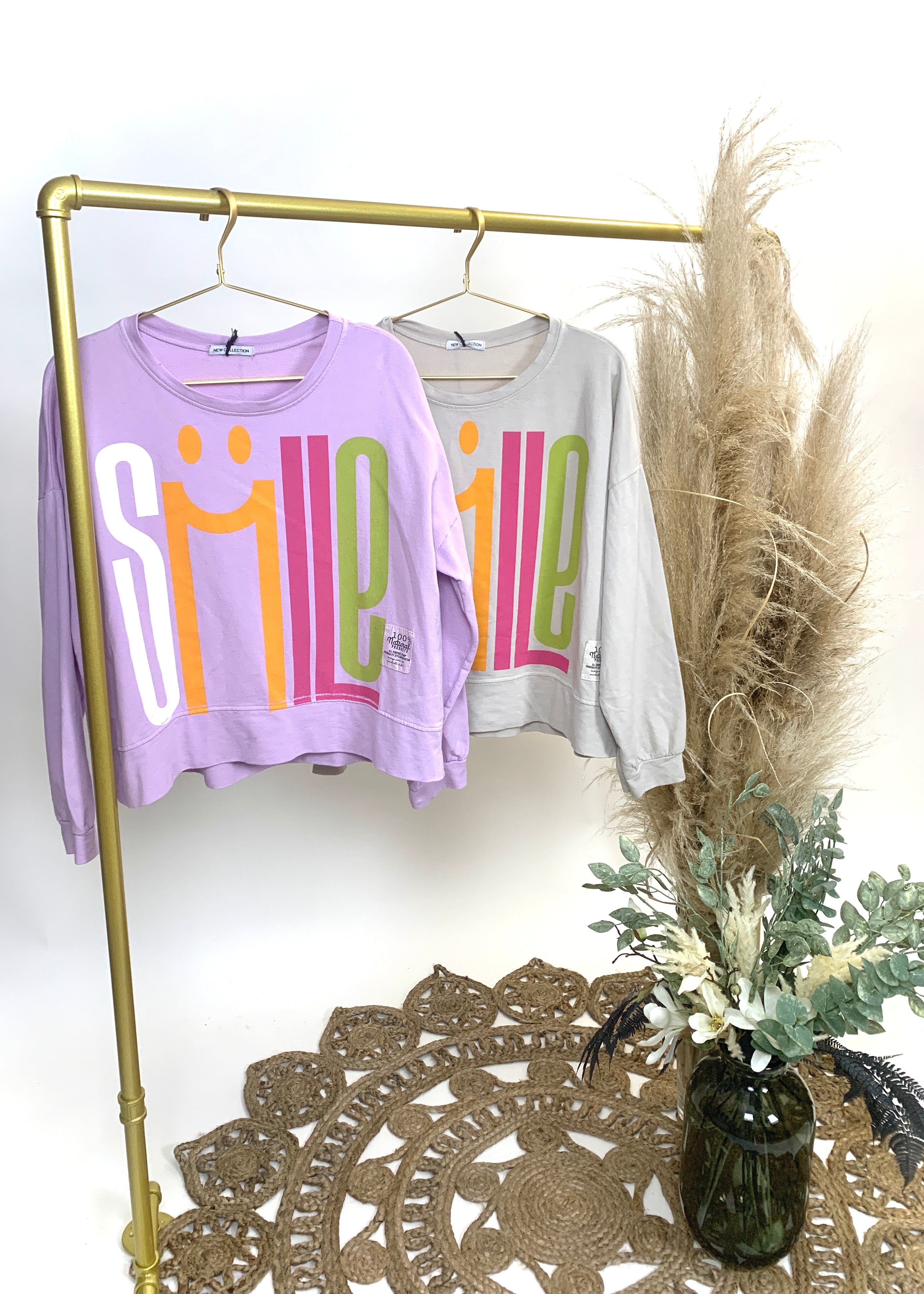 Sweater in Beige oder Lila mit Schriftzug