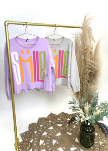 Sweater in Beige oder Lila mit Schriftzug