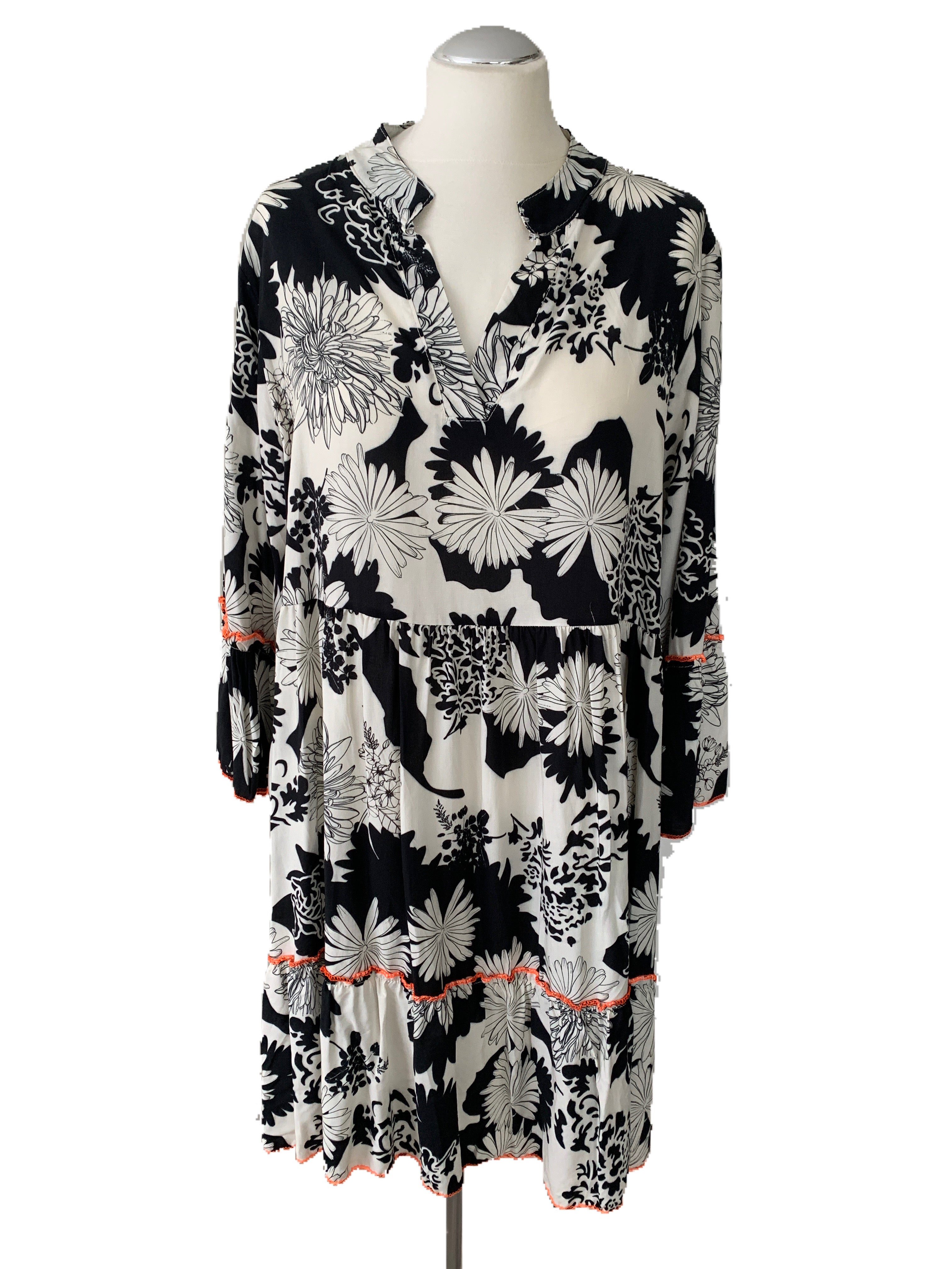 Kleid kurz, mit Blumenmuster und 3/4 Ärmeln